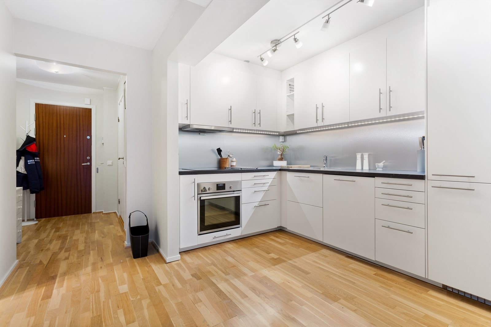 Hvit kjøkkeninnredning fra 2018. Galleribilde