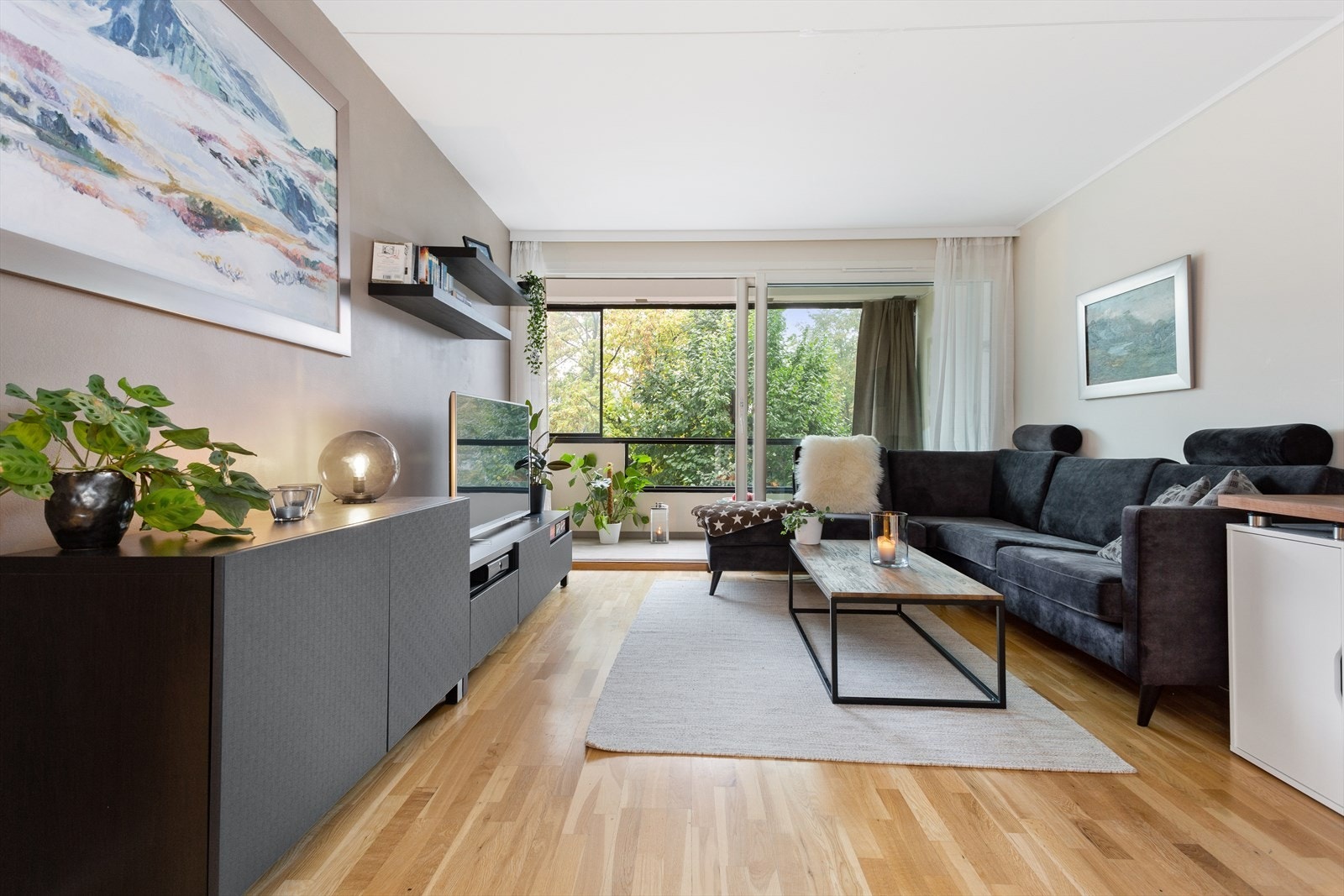 Stuen er lys og romslig med utgang til balkongen på 10m2. Galleribilde