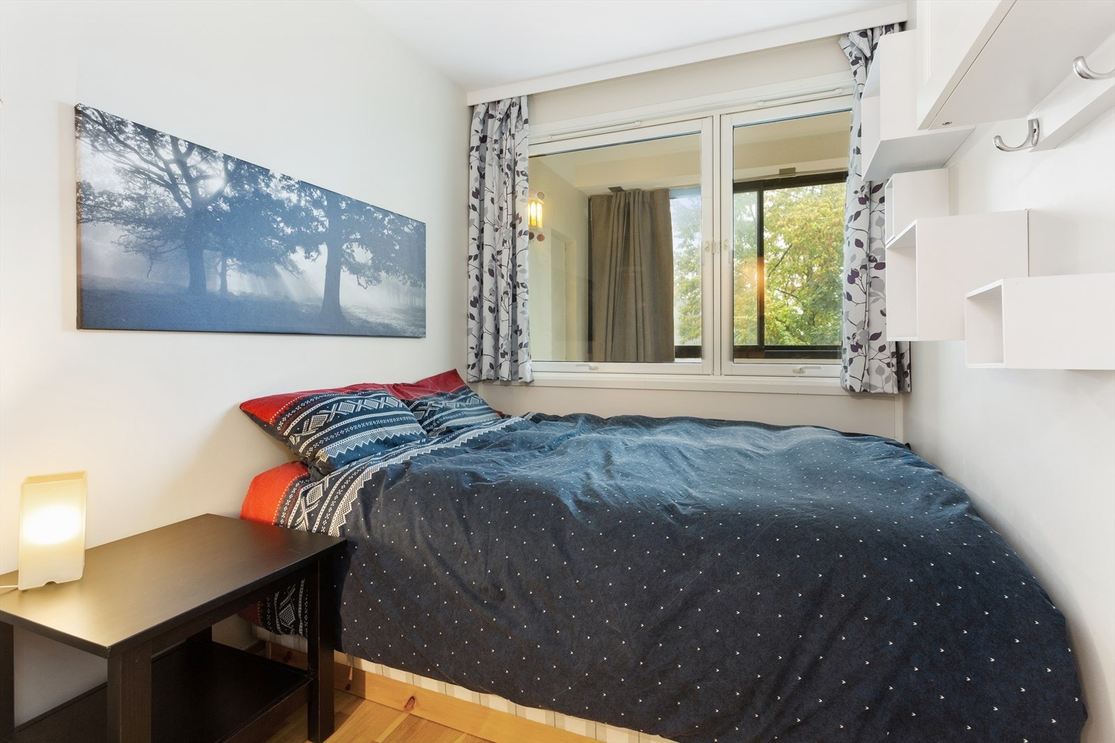 Soverom med store vindusflater. Galleribilde