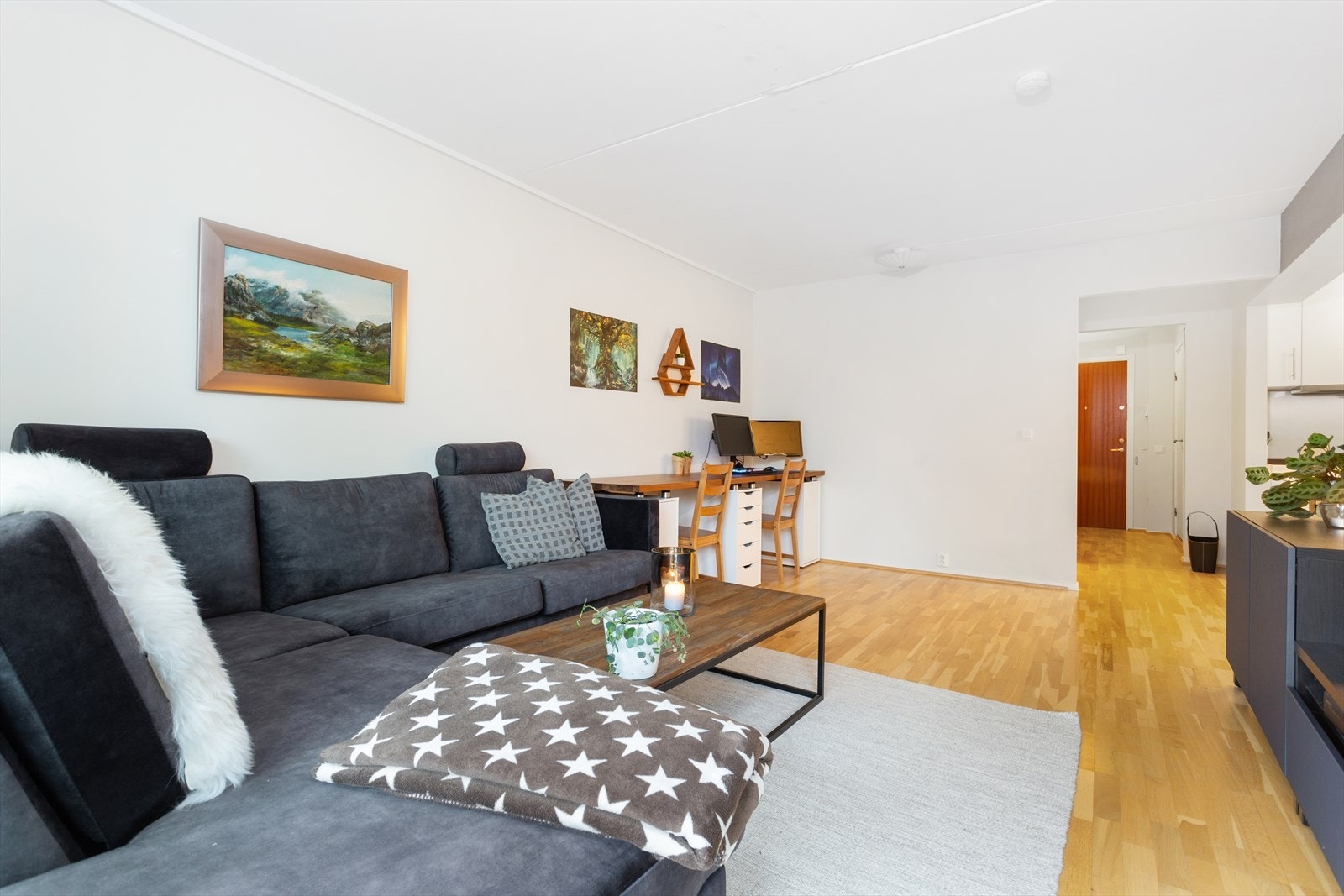 I stuen er det hvitmalte overflater og 3-stav parkett på gulv. Galleribilde