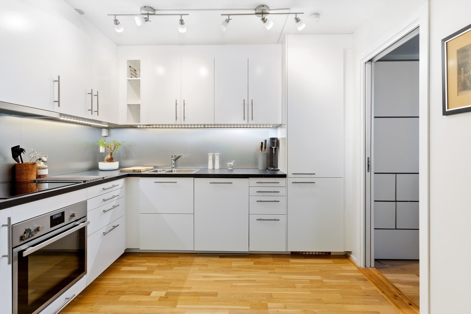 Rikelig med skap- og benkeplass. Integrerte hvitevarer. Galleribilde