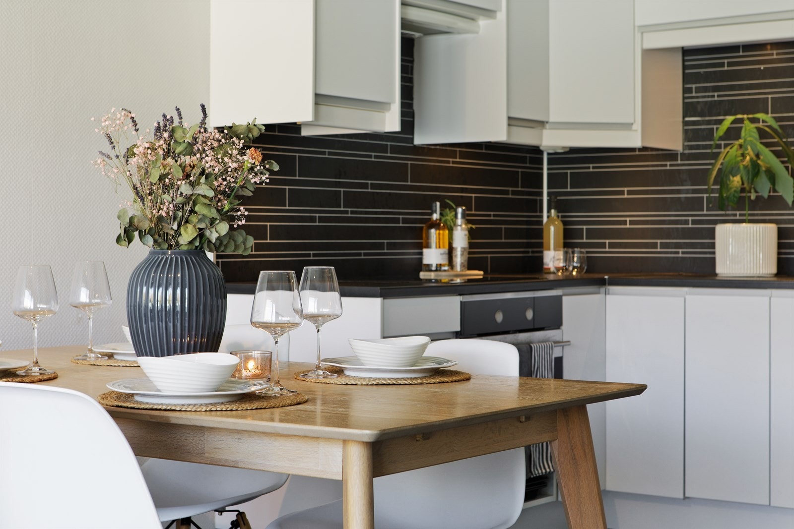 Boligens kjøkken ble pusset opp i 2015 med nye fronter og nye benkeplater. Galleribilde