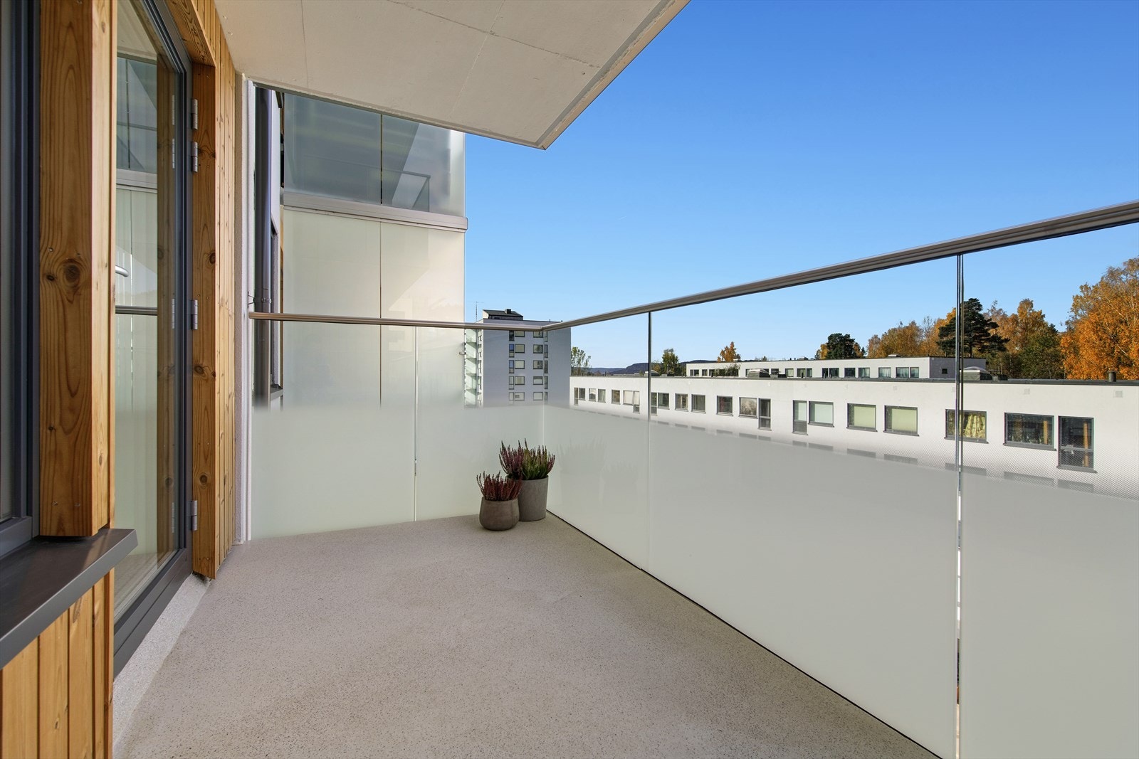 Byggets fasade og balkonger er pusset opp i 2020. Galleribilde