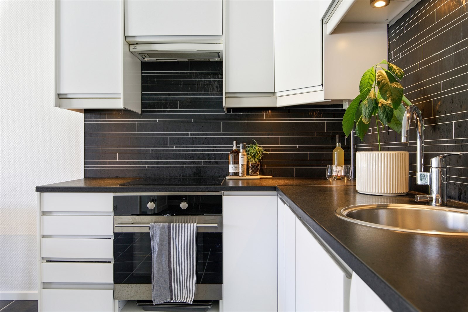 Her er det integrert induksjonstopp og stekeovn, samt opplegg for oppvaskmaskin. Galleribilde