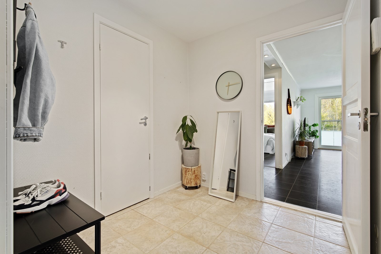 Ved adkomst møtes du av en innbydende entré. Her er det rom for oppbevaring i en bod på ca. 2 kvm. Det er ytterligere oppbevaringsmuligheter i en kjellerbod på ca. 2 kvm. Galleribilde