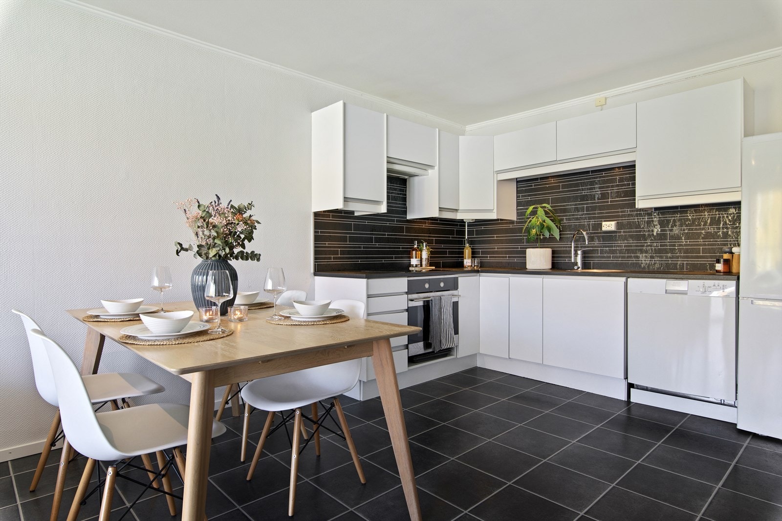 Kjøkkenet byr på rikelig med benk- og oppbevaringsplass, noe som bidrar til gode muligheter for kokkelering. Galleribilde