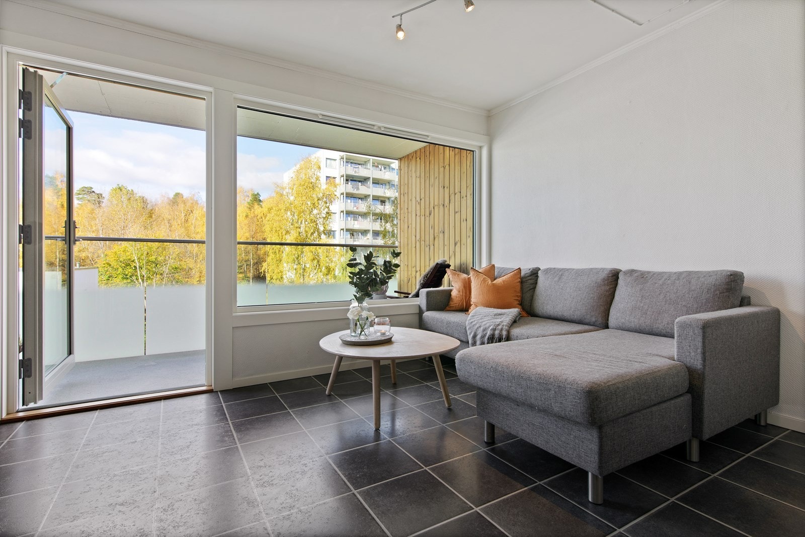 I stuen er det rom for en hyggelig sittegruppe med tilhørende møblement. Galleribilde