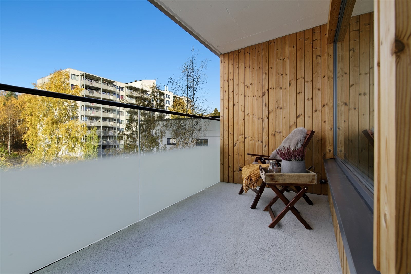 Balkongen har en god størrelse på ca. 7,5 kvm. Her kan solen nytes i rolige omgivelser. Galleribilde