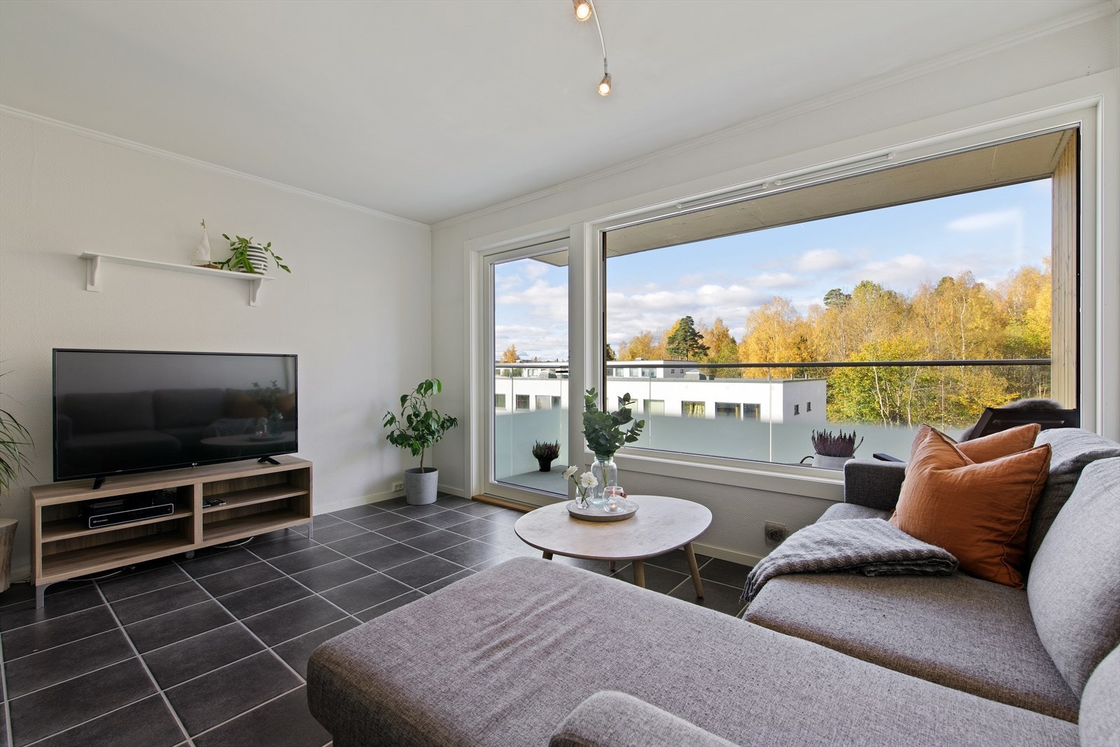 Fra stuen er det adkomst til en vestvendt balkong med gode solforhold. Galleribilde