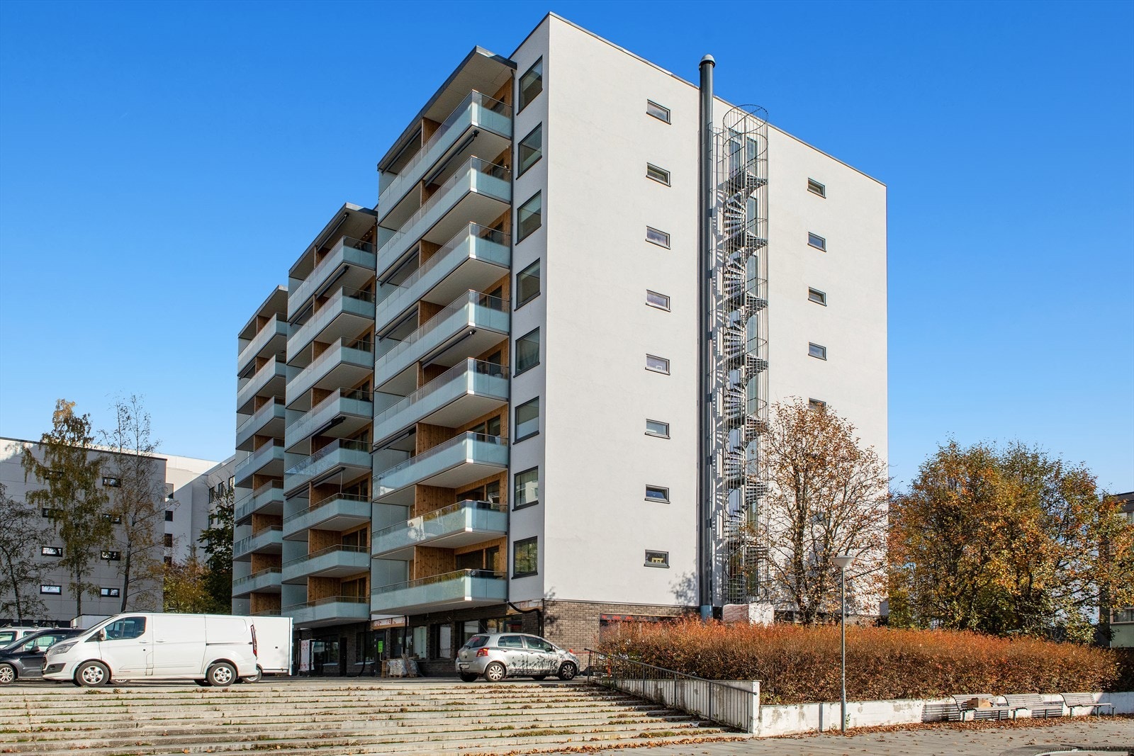 Felleskostnadene inkluderer varmtvann, tv-anlegg/bredbånd, drift/vedlikehold, felles forsikring, kommunale avgifter, parkering i Landingsveien 14. Galleribilde