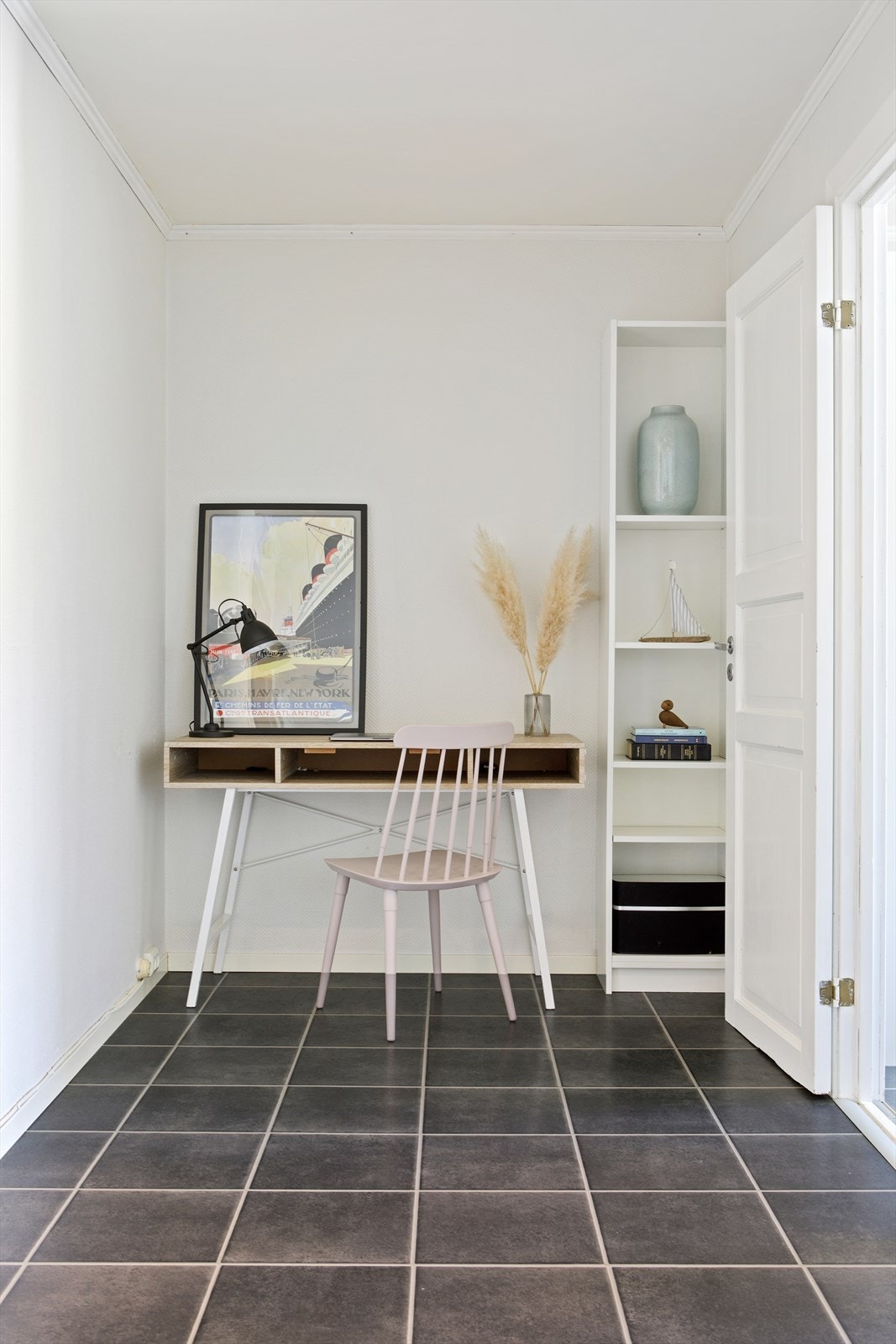 Med adkomst fra stuen er det et areal med flere innredningsmuligheter. Galleribilde