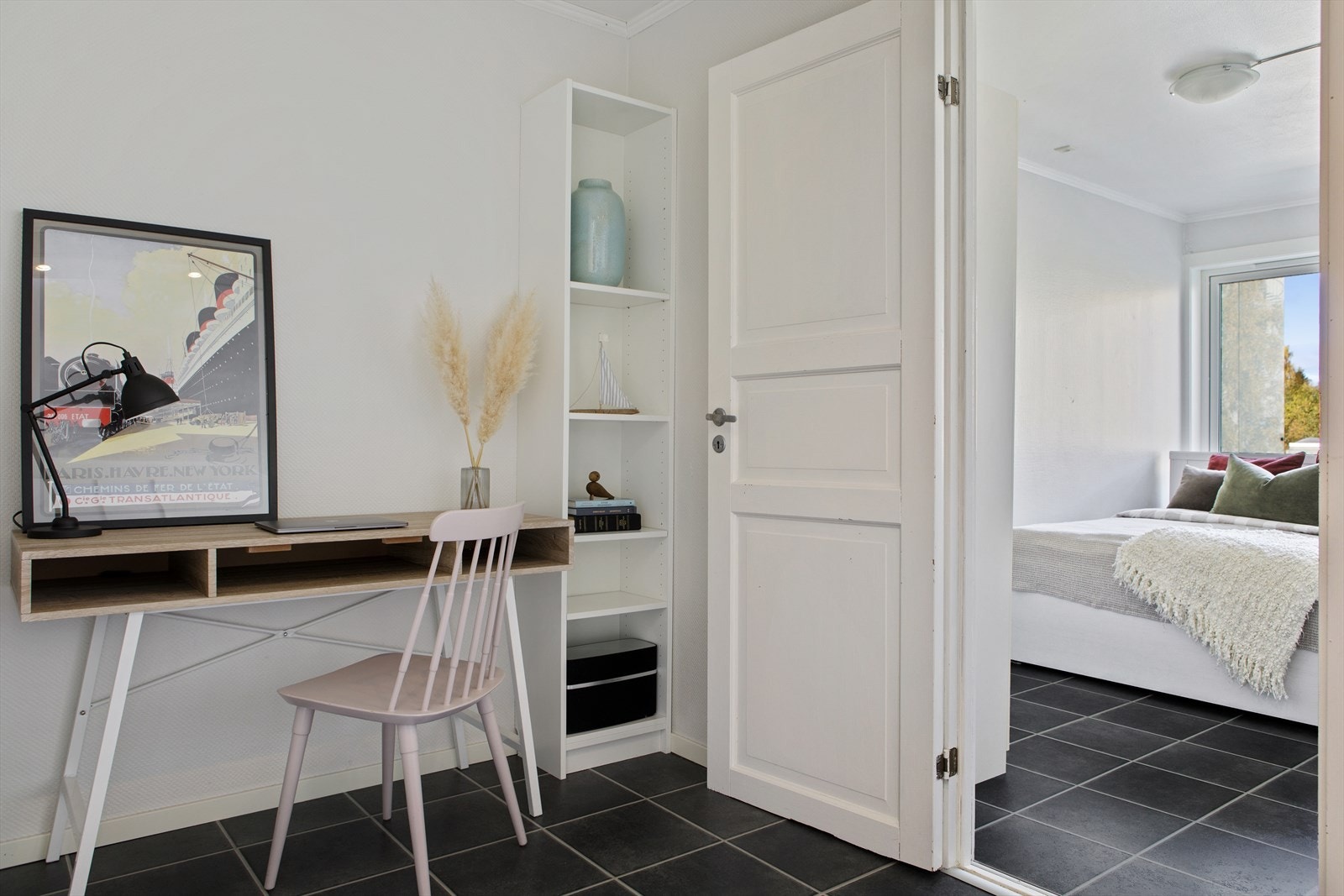 Arealet er innredet som et trivelig kontor. Galleribilde