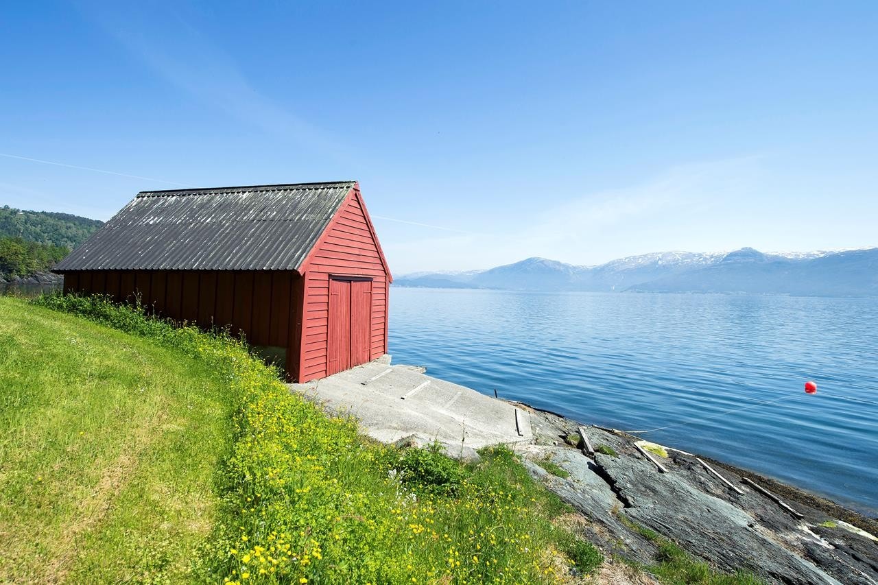 Naust nede ved fjorden Galleribilde