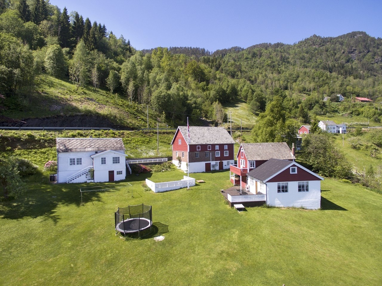 Våningshus, innredet driftsbygning med pub, båtverksted med leilighet samt hageleilighet. Galleribilde