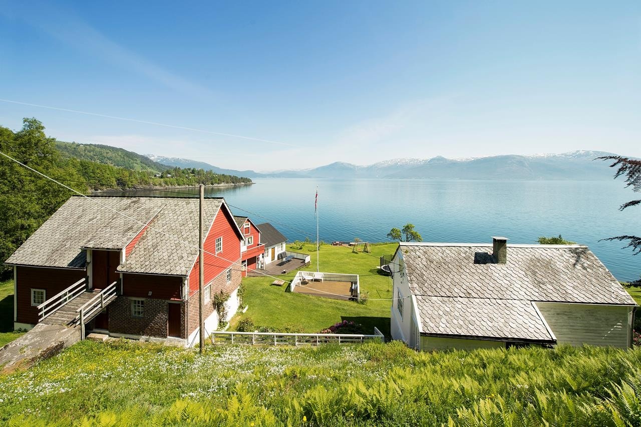 Fantastisk utsikt og beliggenhet ved Hardangerfjorden Galleribilde
