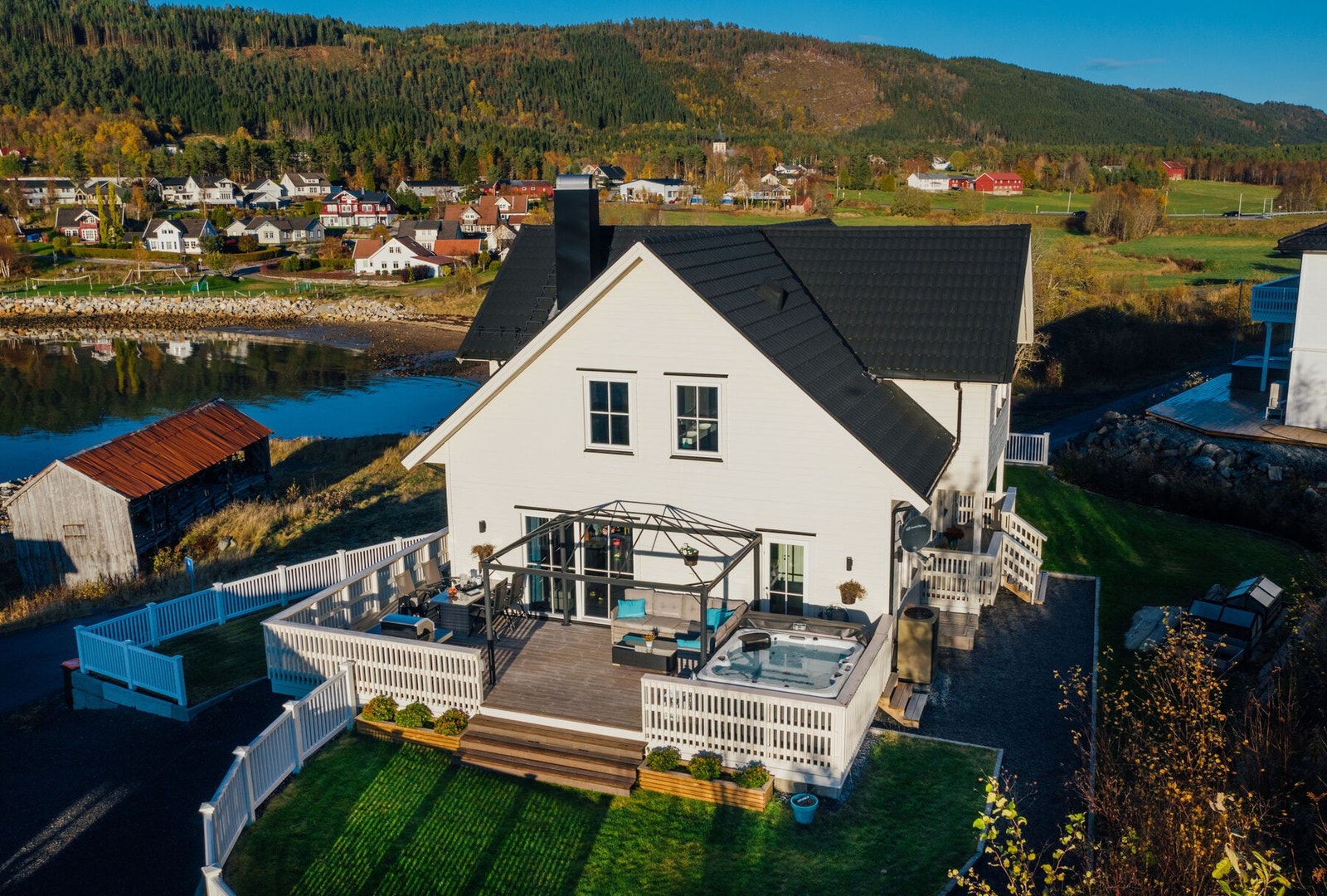 Tomt på 717 m2 med fine uteområder Galleribilde