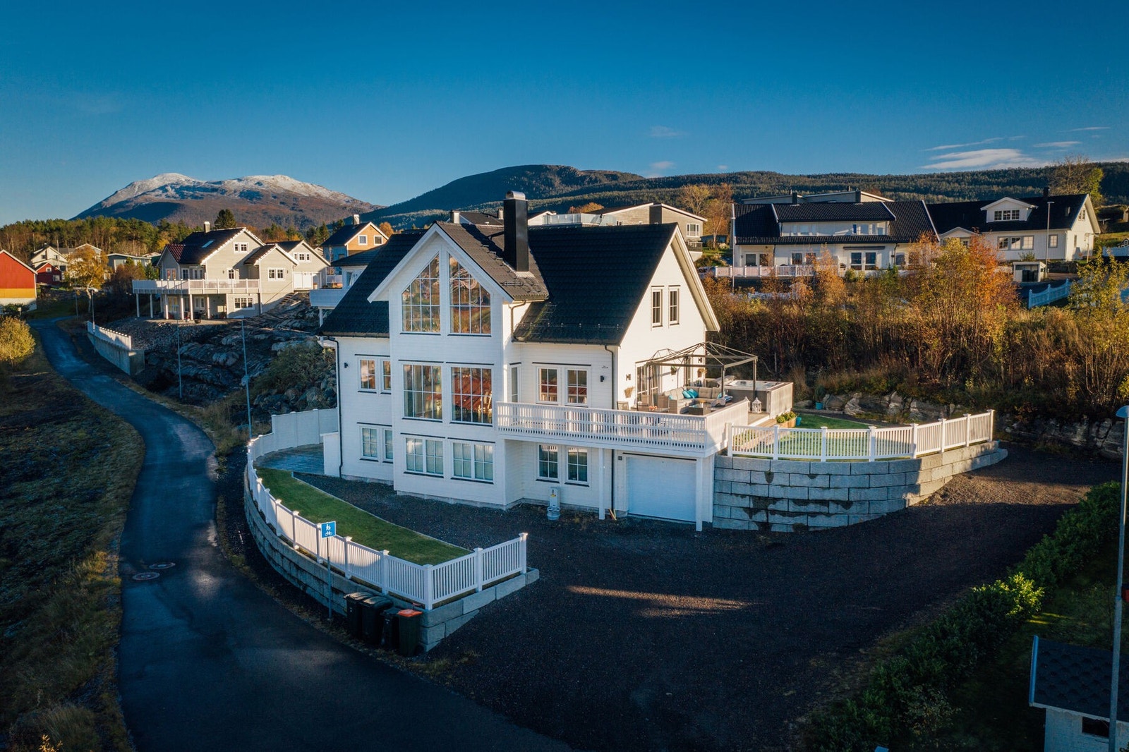 Enebolig på to plan med utleieleilighet i sokkel Galleribilde