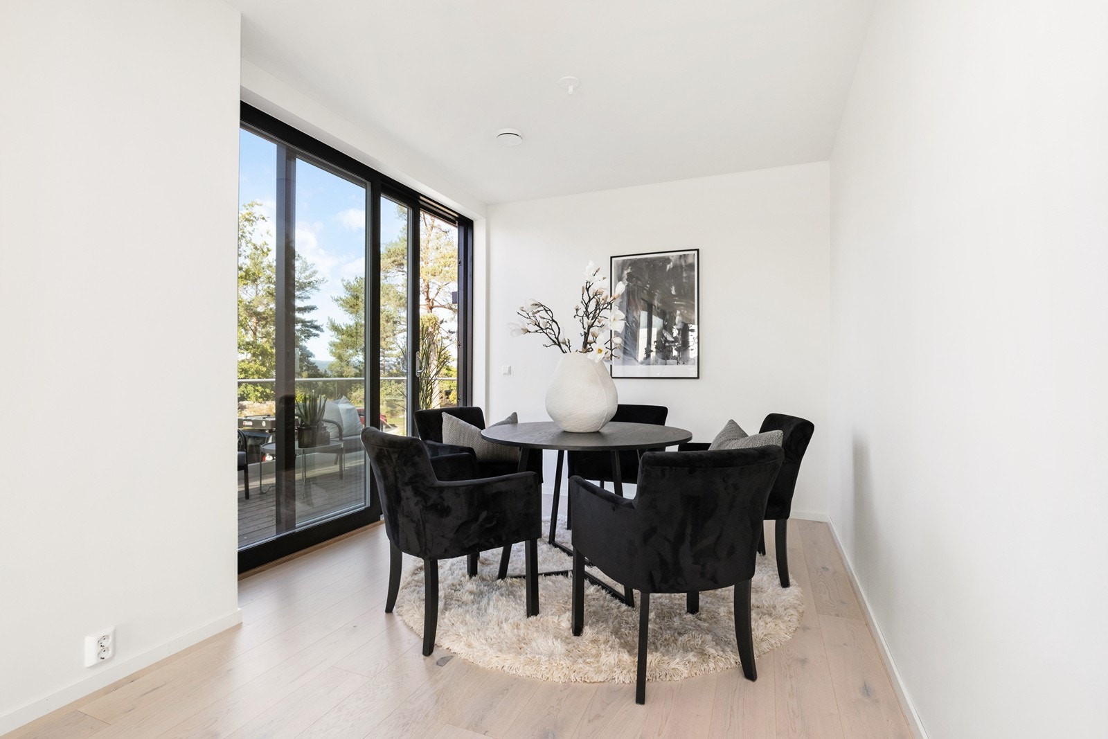 Spisestue med utgang til romlig balkong. Galleribilde