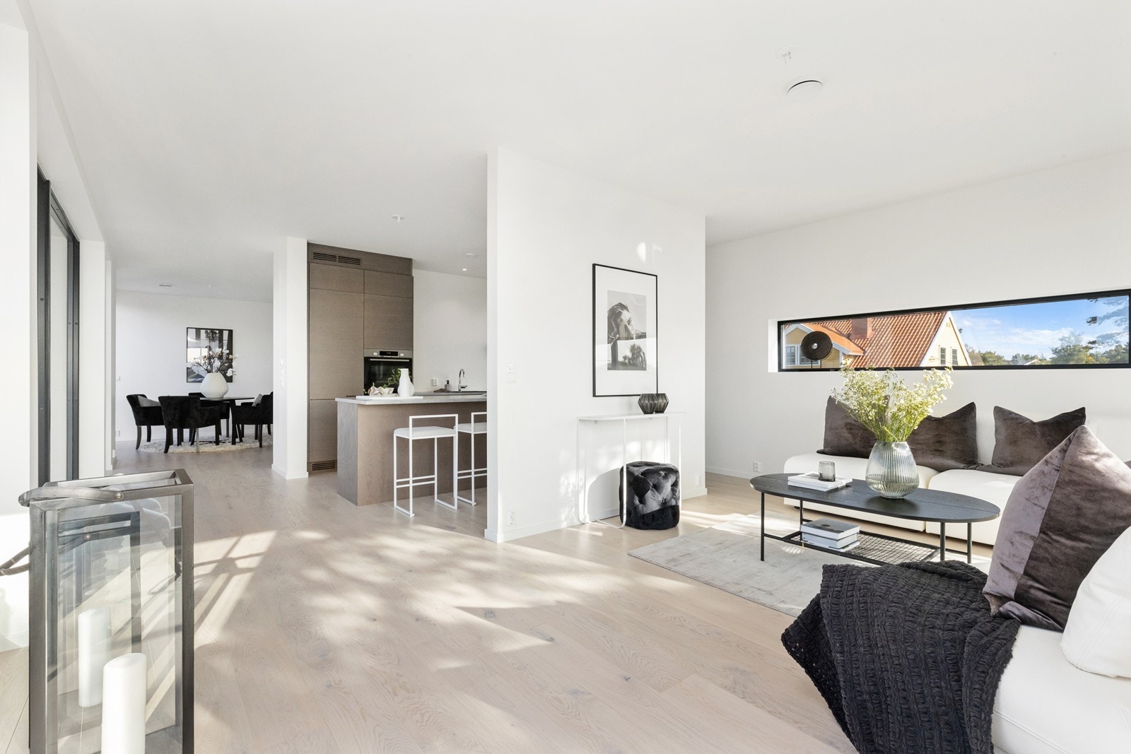 Spisestue, kjøkken og stue Galleribilde