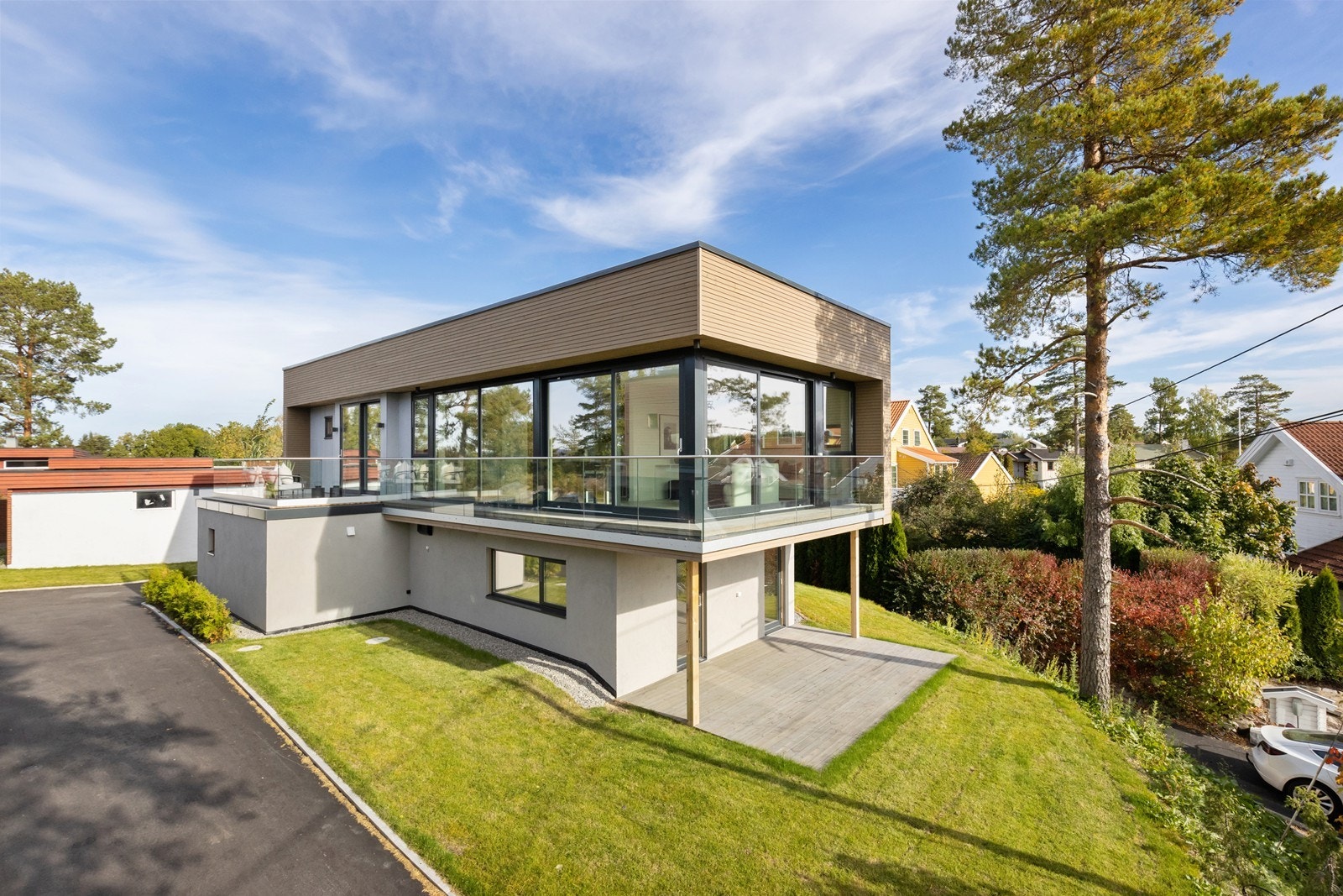 Funkisbolig med store vindus flater Galleribilde