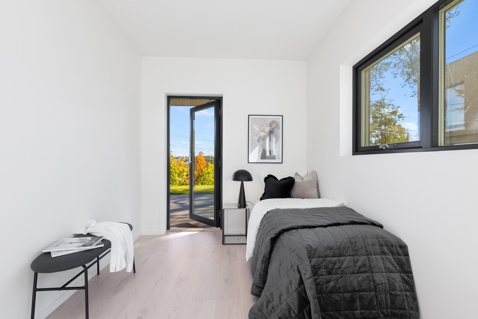 Soverom 3 med utgang til overbygget terrasse. Galleribilde