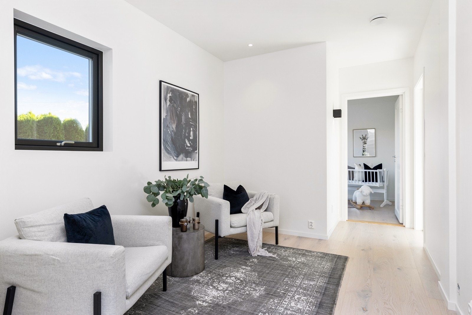 Tv-stue og gang. Galleribilde