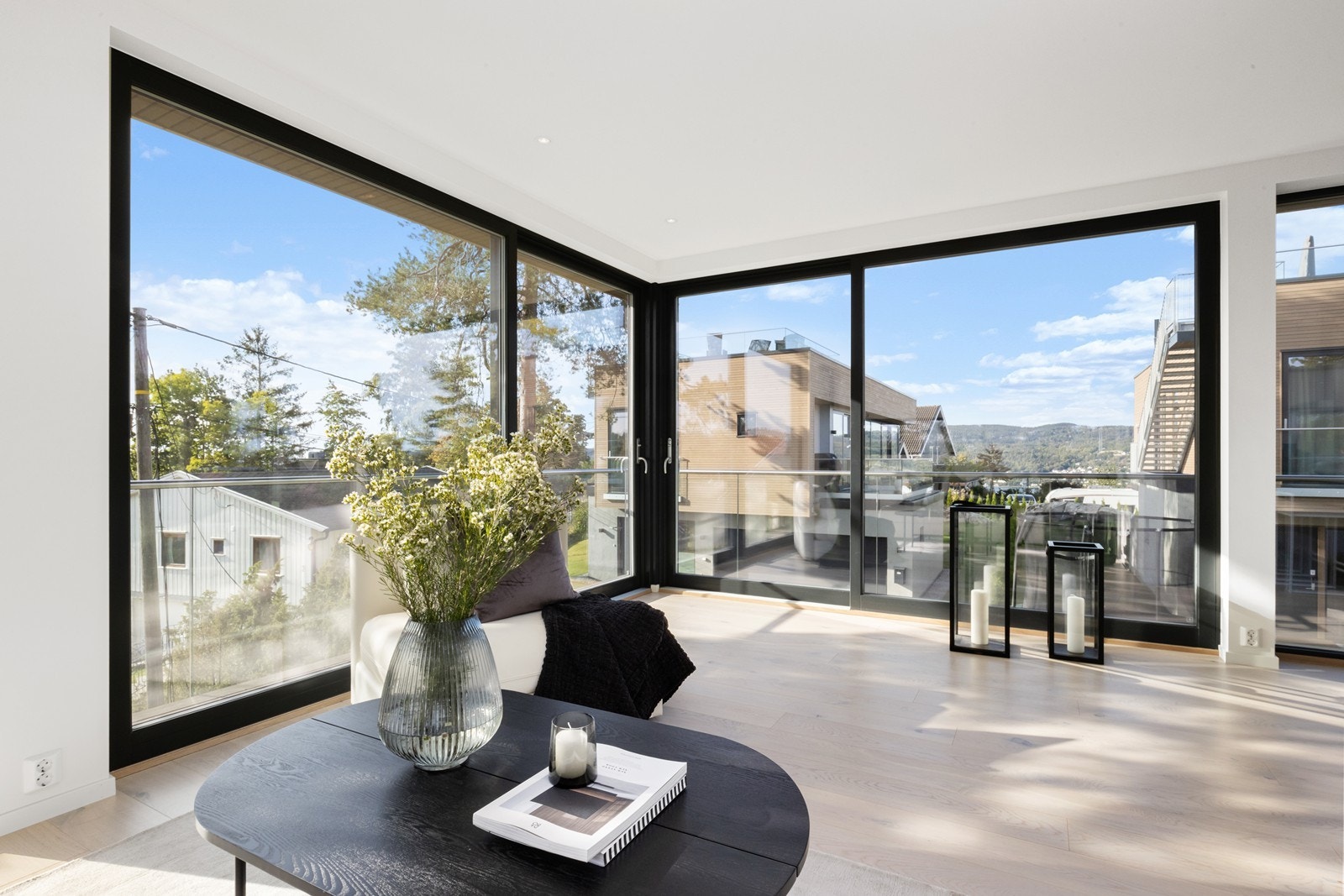 2 store skyvedører åpner opp stuen bringer naturen inn. Galleribilde