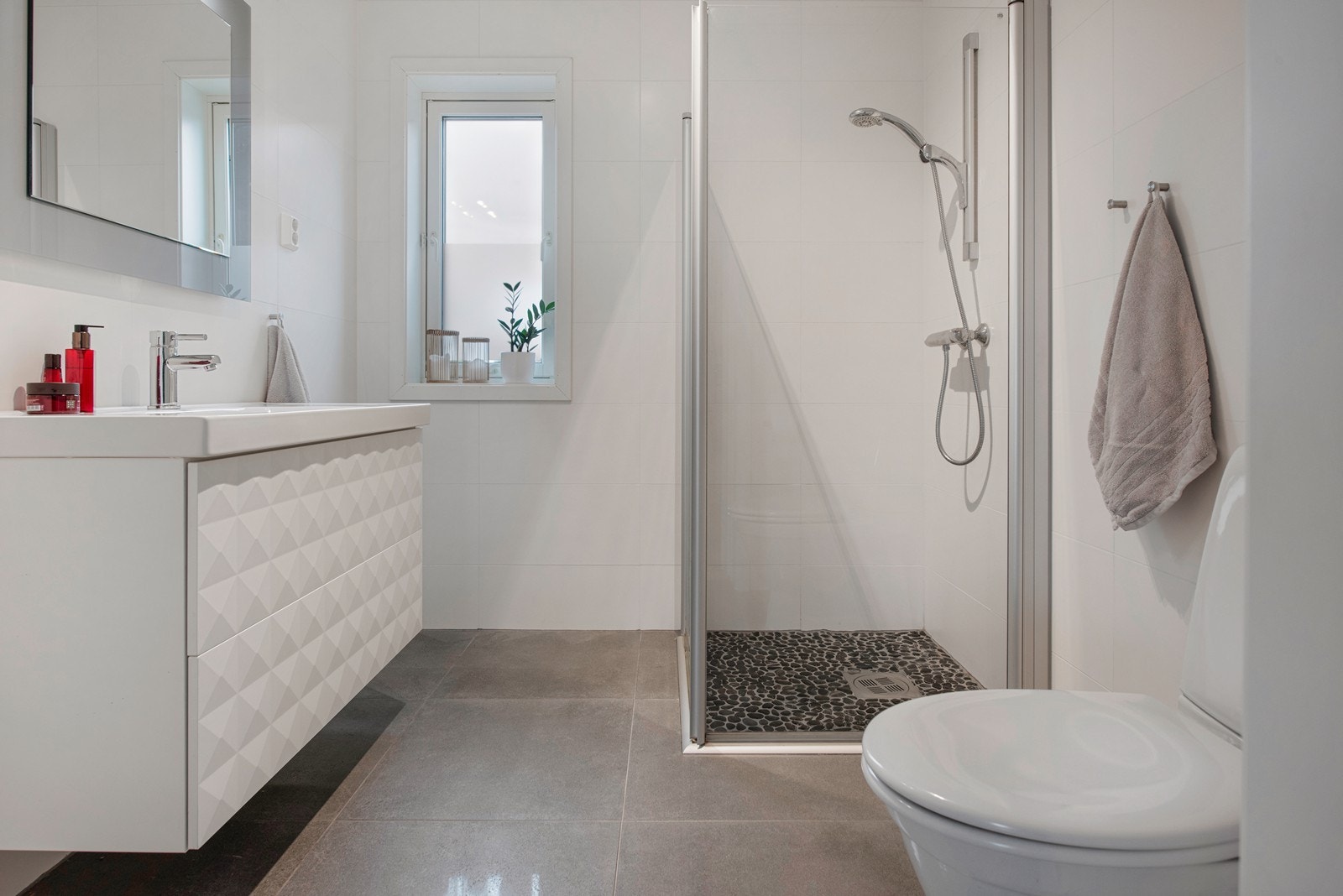 Flislagt bad i 1. etasje Galleribilde