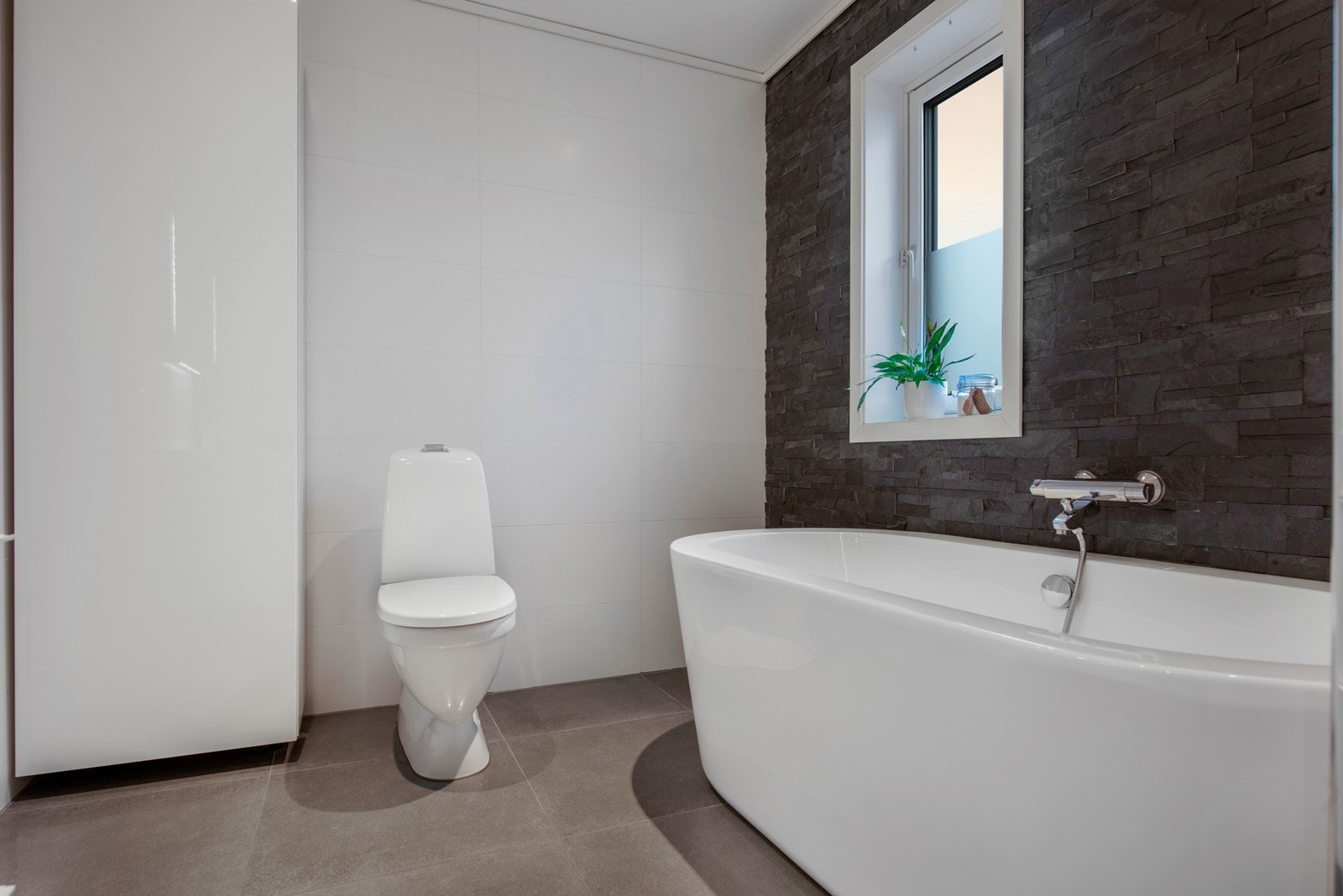 Bad i 2. etasje har badekar i tillegg til dusj. Galleribilde