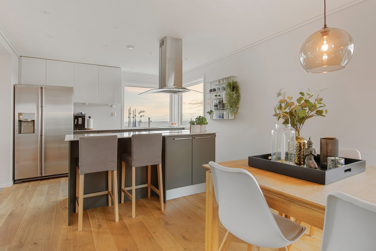 Praktisk kjøkkenøy med benkeplate i stein. Galleribilde