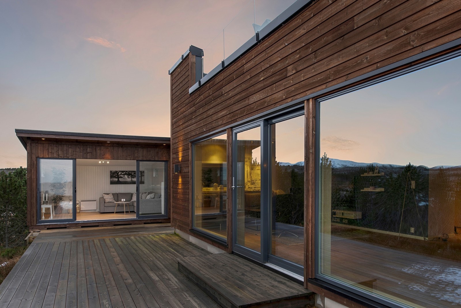 Terrasse med utgang fra stue/ kjøkken i 1. etasje Galleribilde