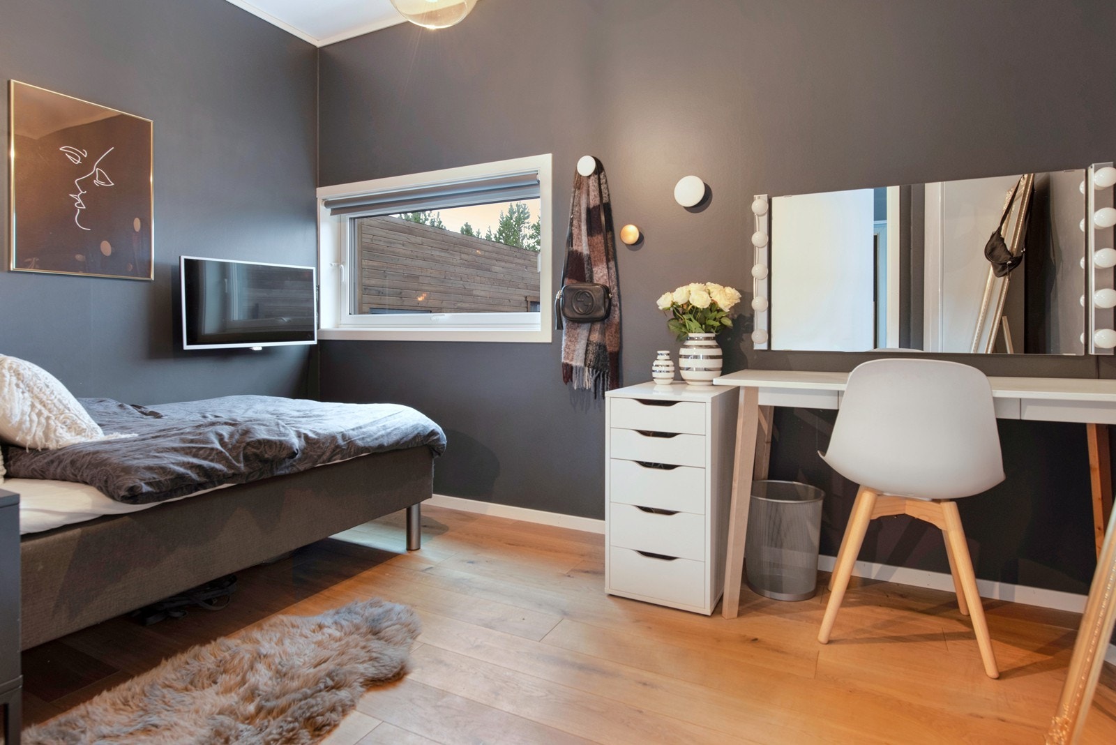 Fint soverom i boligens 1. etasje Galleribilde