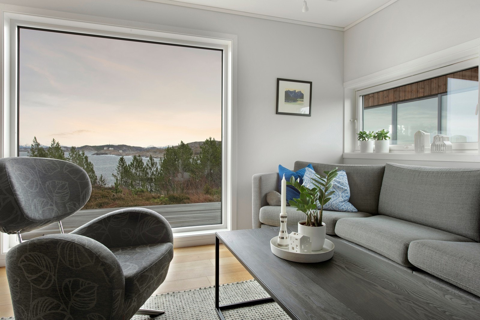 Store vindusflater som gir godt med lysinnslipp Galleribilde