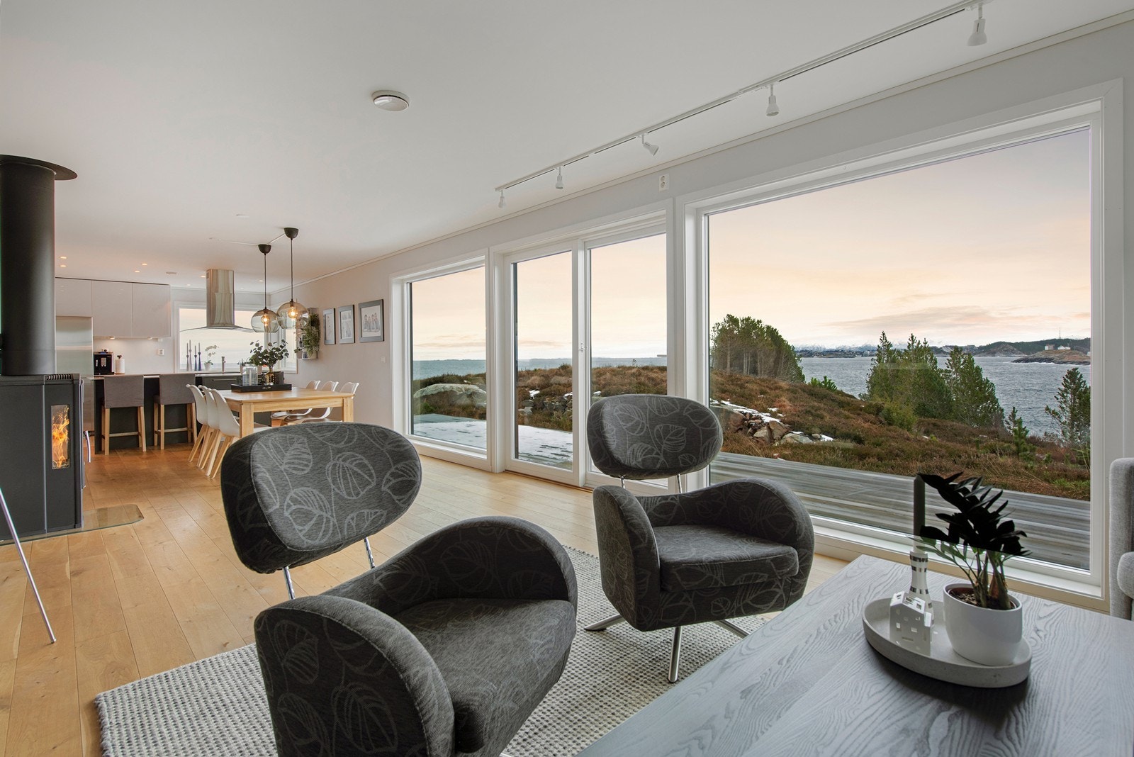 Det er åpen løsning mellom kjøkken og stue Galleribilde