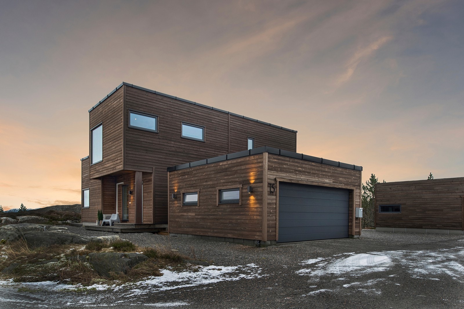 Romslig garasje med elektrisk portåpner Galleribilde