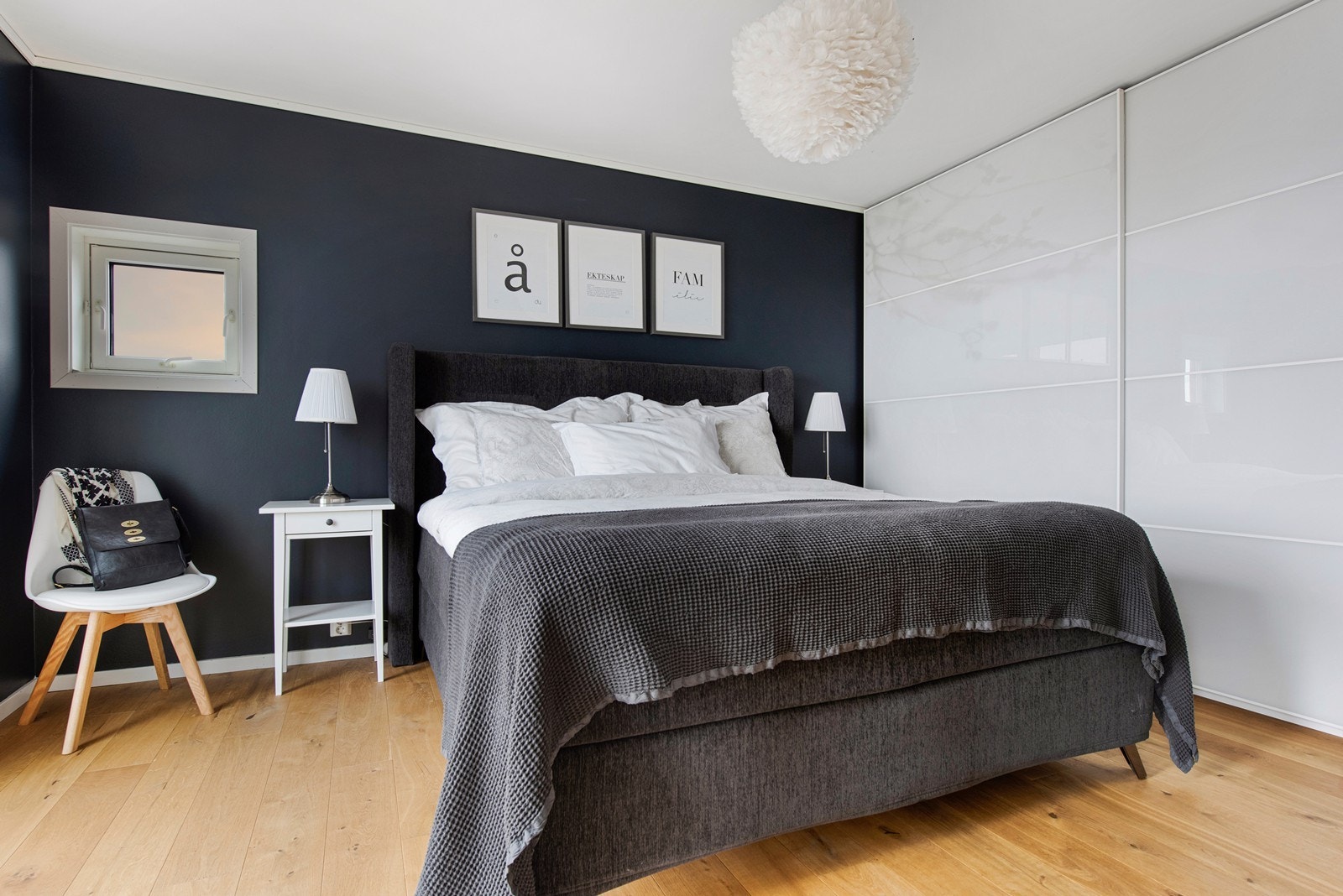 Hovedsoverom med skyvedørsgarderobe Galleribilde