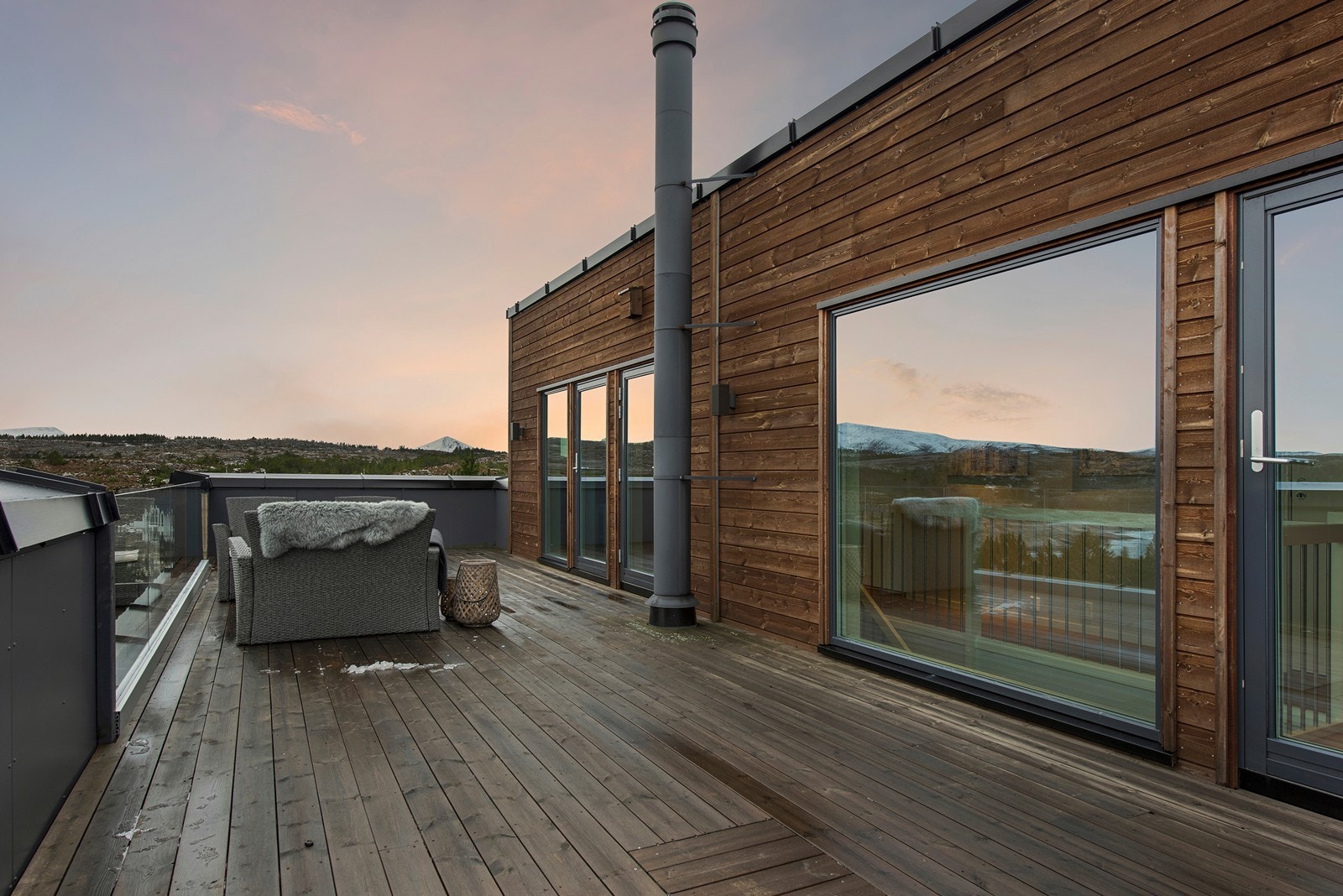 Terrasse i 2.etg med utgang fra soverom og utgang fra gangareal. Galleribilde