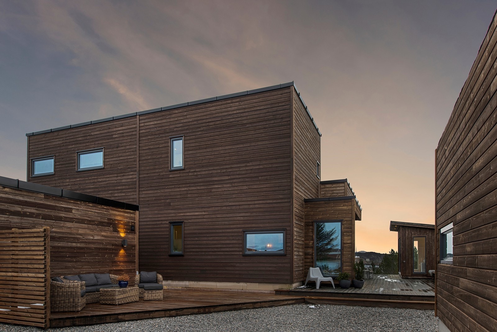 Boligen har to garasjer i tillegg til parkering på egen tomt Galleribilde