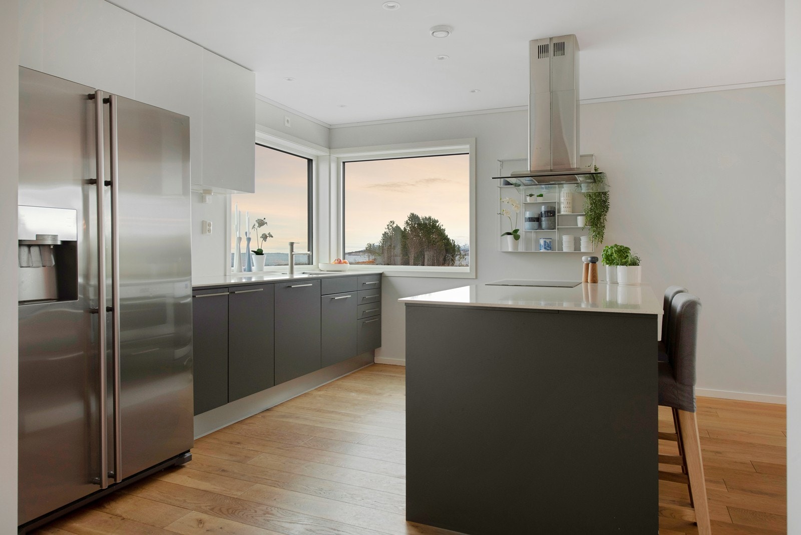 Innredning med slette fronter og integrerte hvitevarer Galleribilde