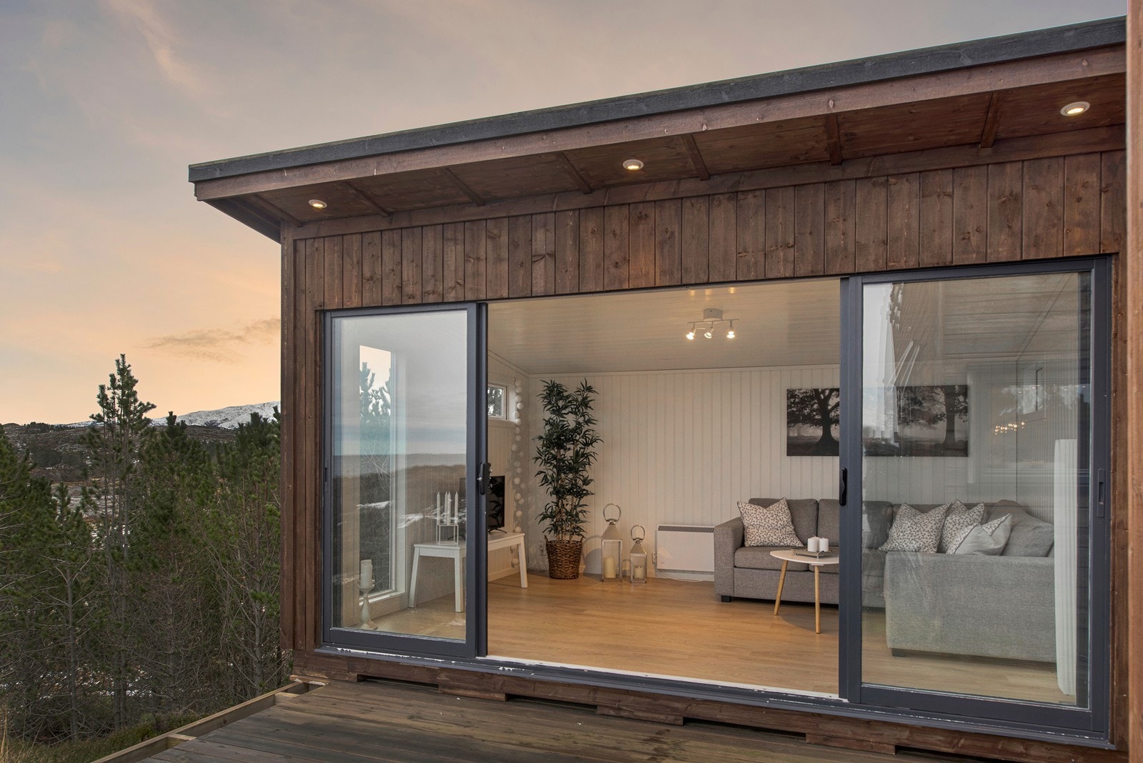 Anneks/lysthus med skyvedører og havutsikt Galleribilde