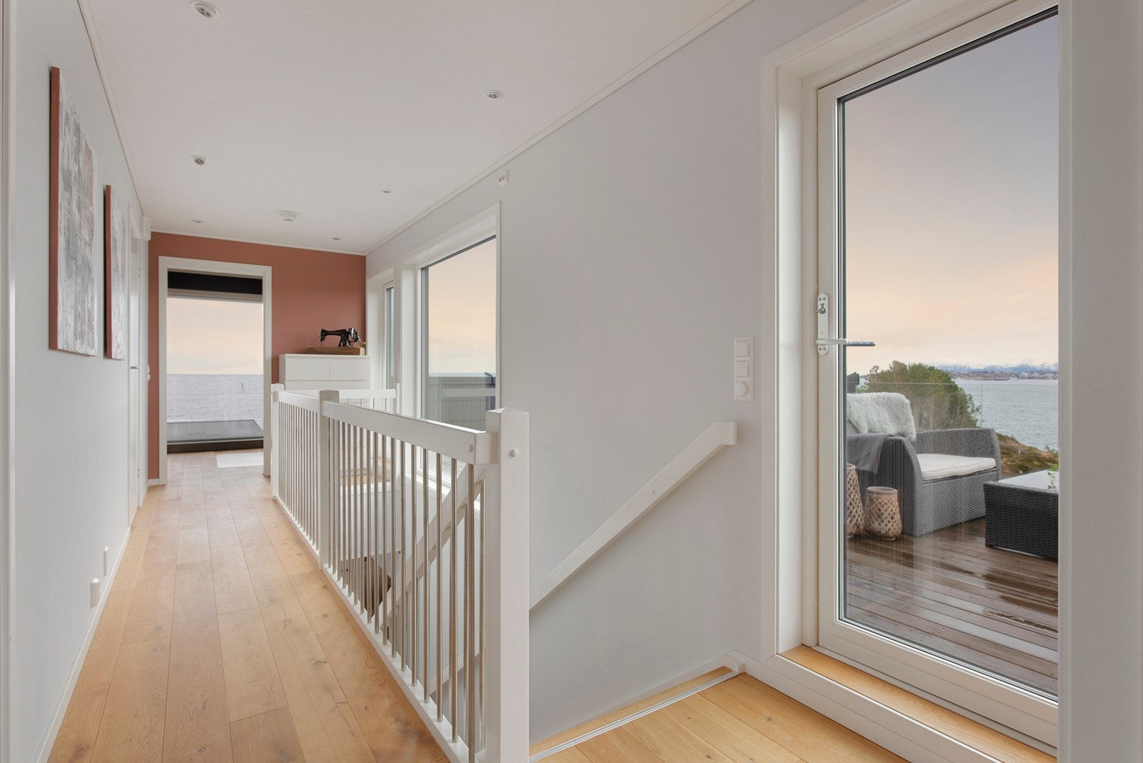 Gang i 2. etasje med utgang til terrasse Galleribilde