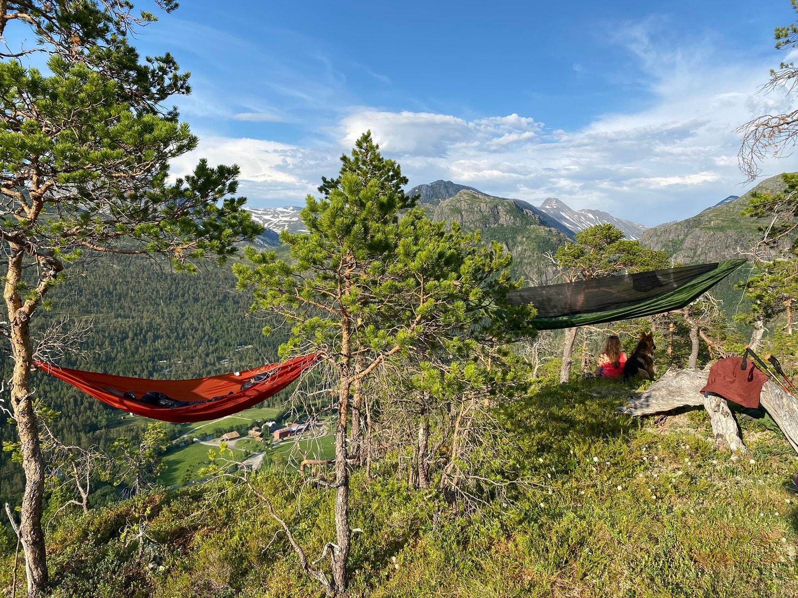 Hva med ei luftig natt under åpen himmel? Mange fine muligheter i nærheten av hytta. Galleribilde
