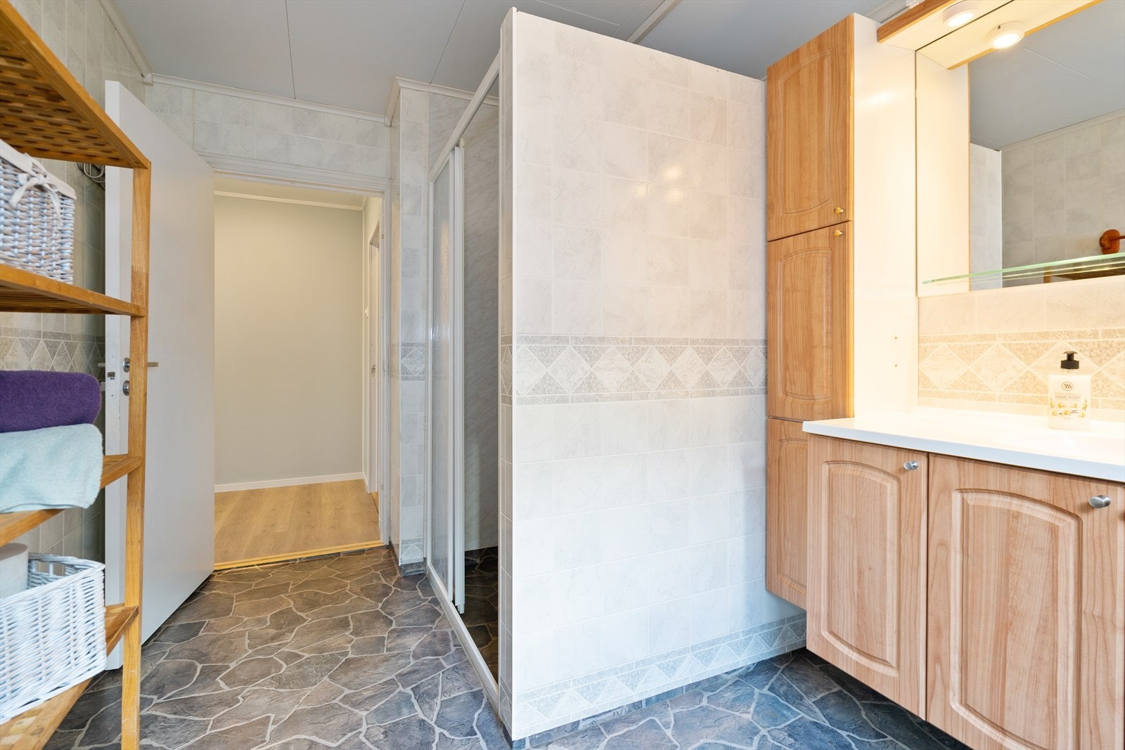 Badet har varme i gulv Galleribilde