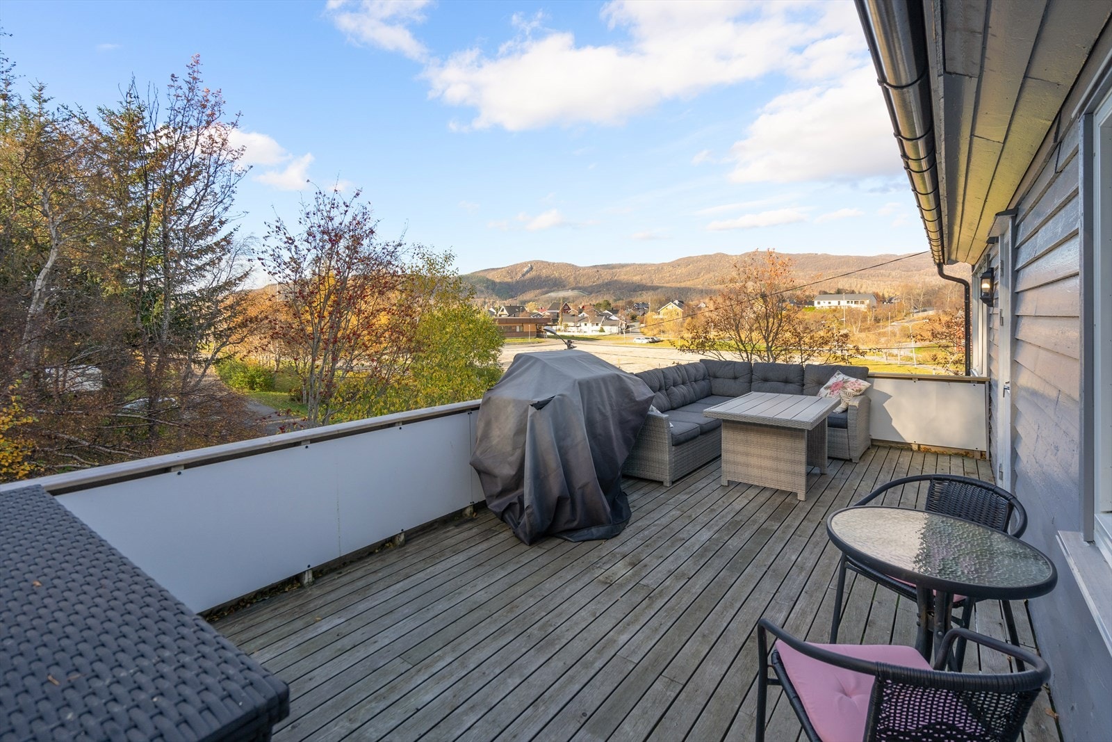 Romslig veranda Galleribilde