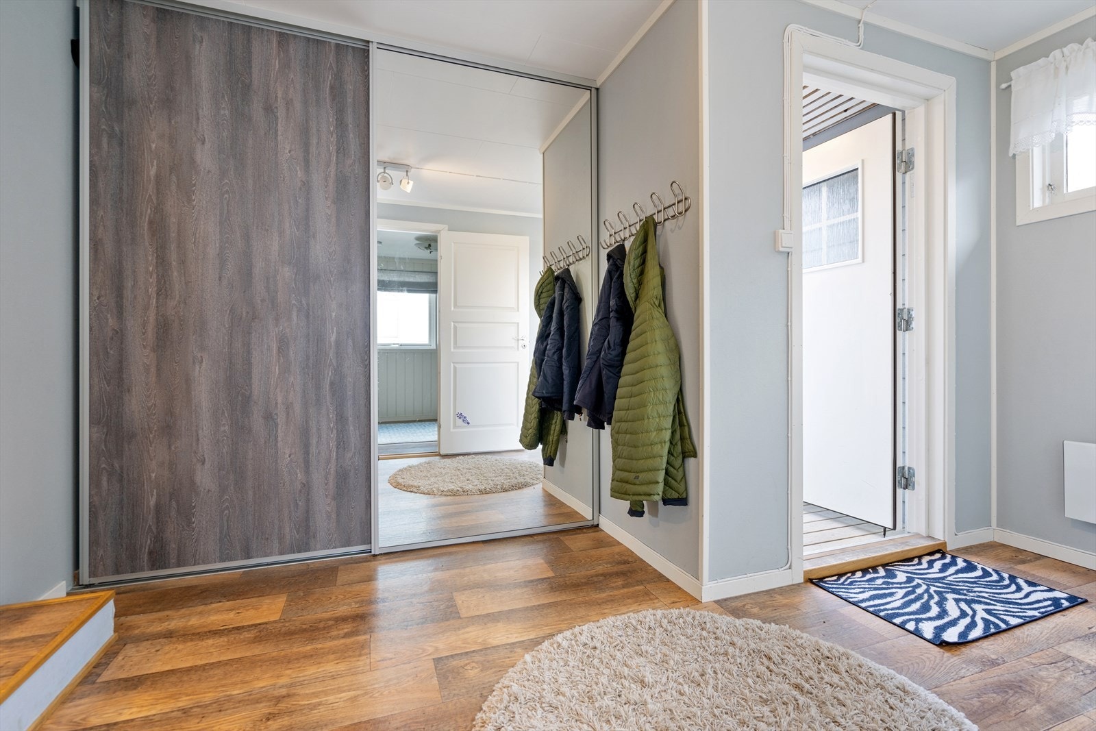 Romslig entrè med praktisk skyvedørsgarderobe Galleribilde
