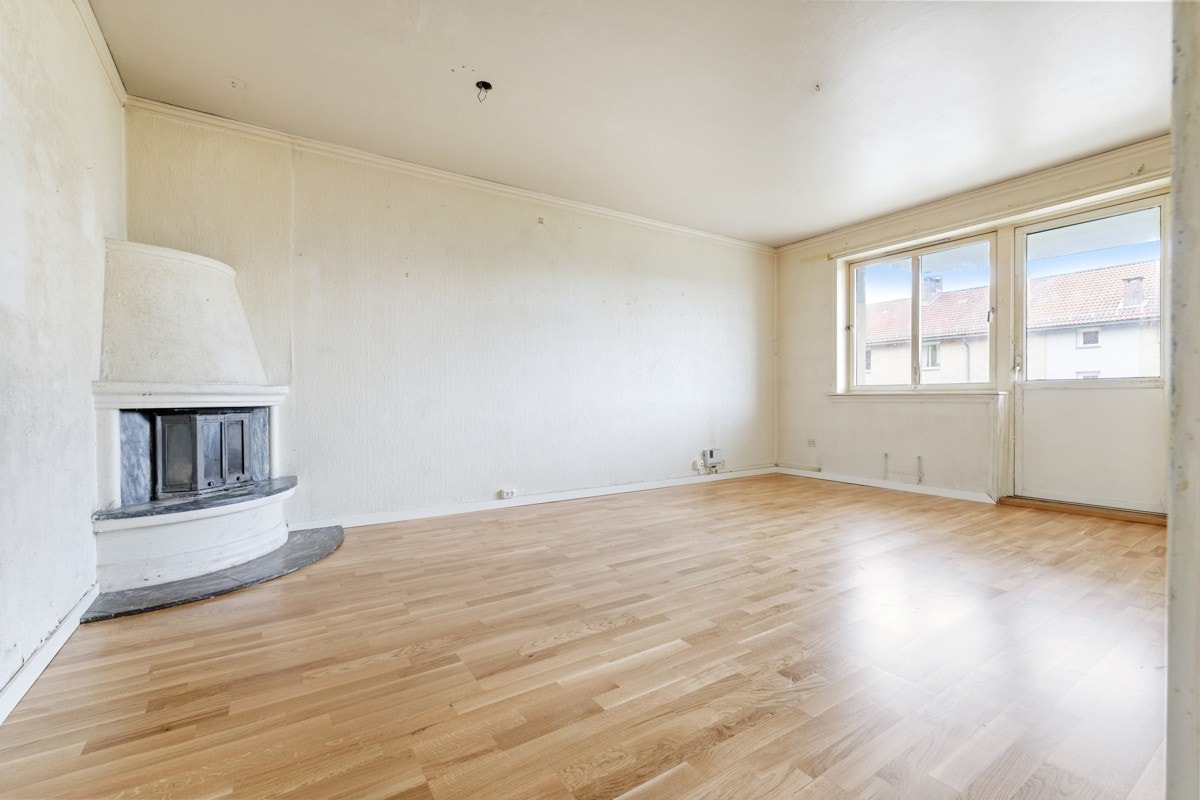 Store vindusflater sørger for gode lysinnslipp inn i leiligheten. Galleribilde
