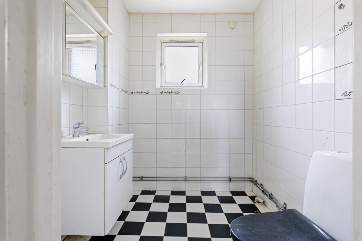 Bad/wc består av servant m/underskap, overskap m/speilfront, wc og opplegg for vaskemaskin. Galleribilde