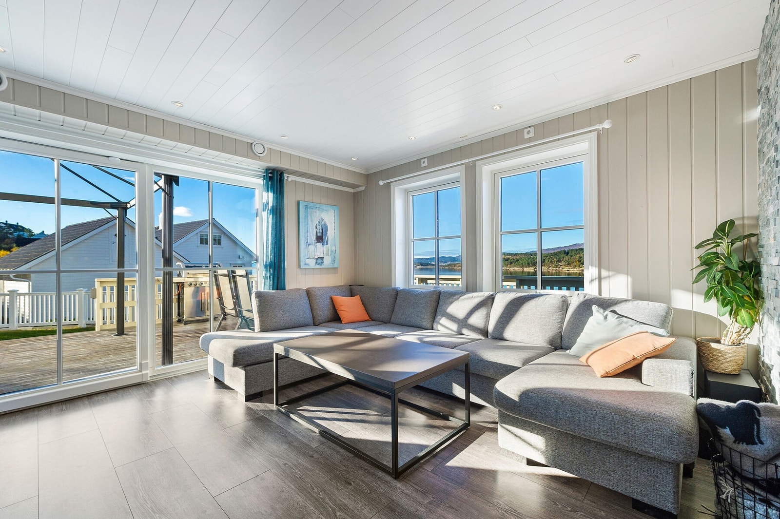 God planløsning i stuen med flere soner. Utgang til terrasse Galleribilde