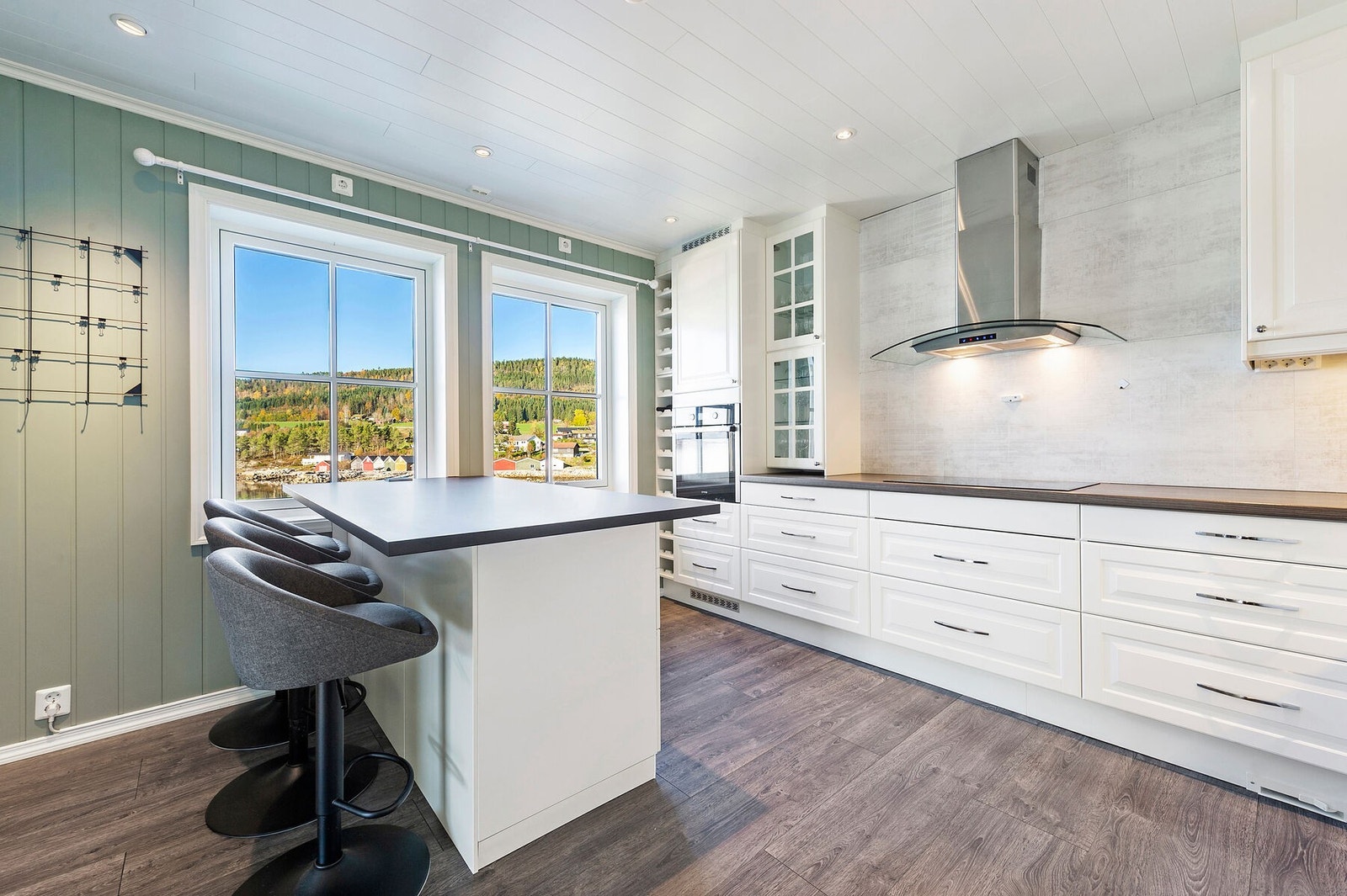 Pent kjøkken med kjøkkenøy Galleribilde