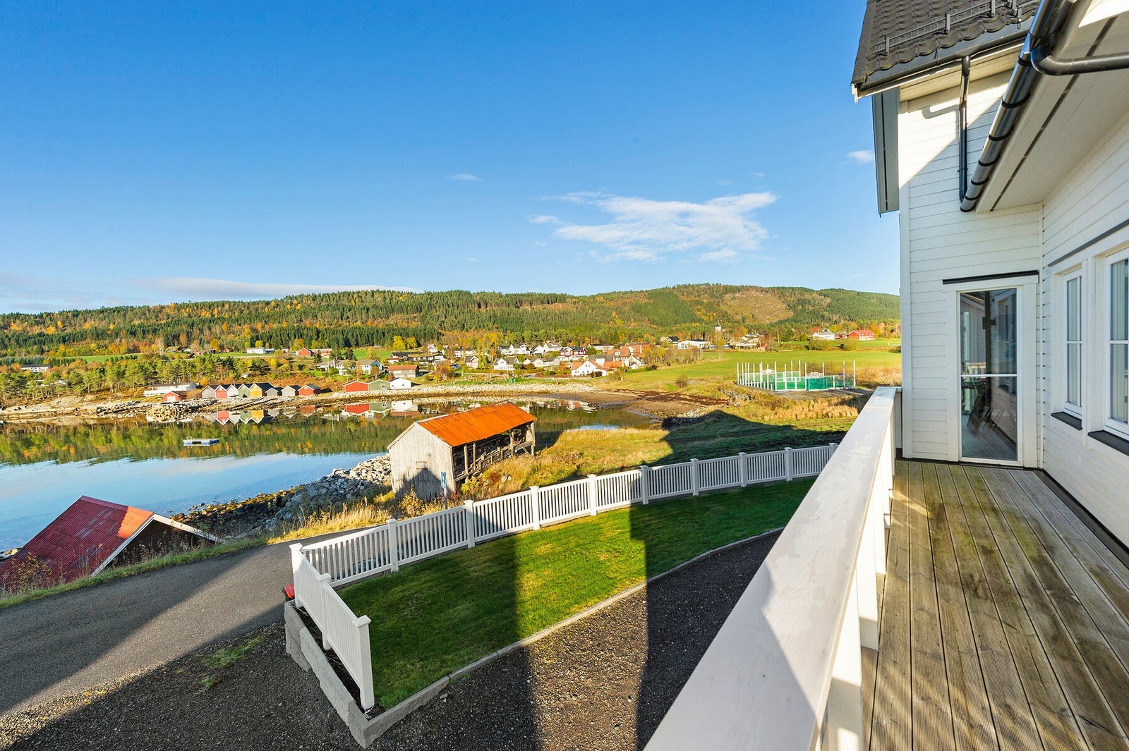 Rett ved boligen er det badestrand og ballbinge Galleribilde